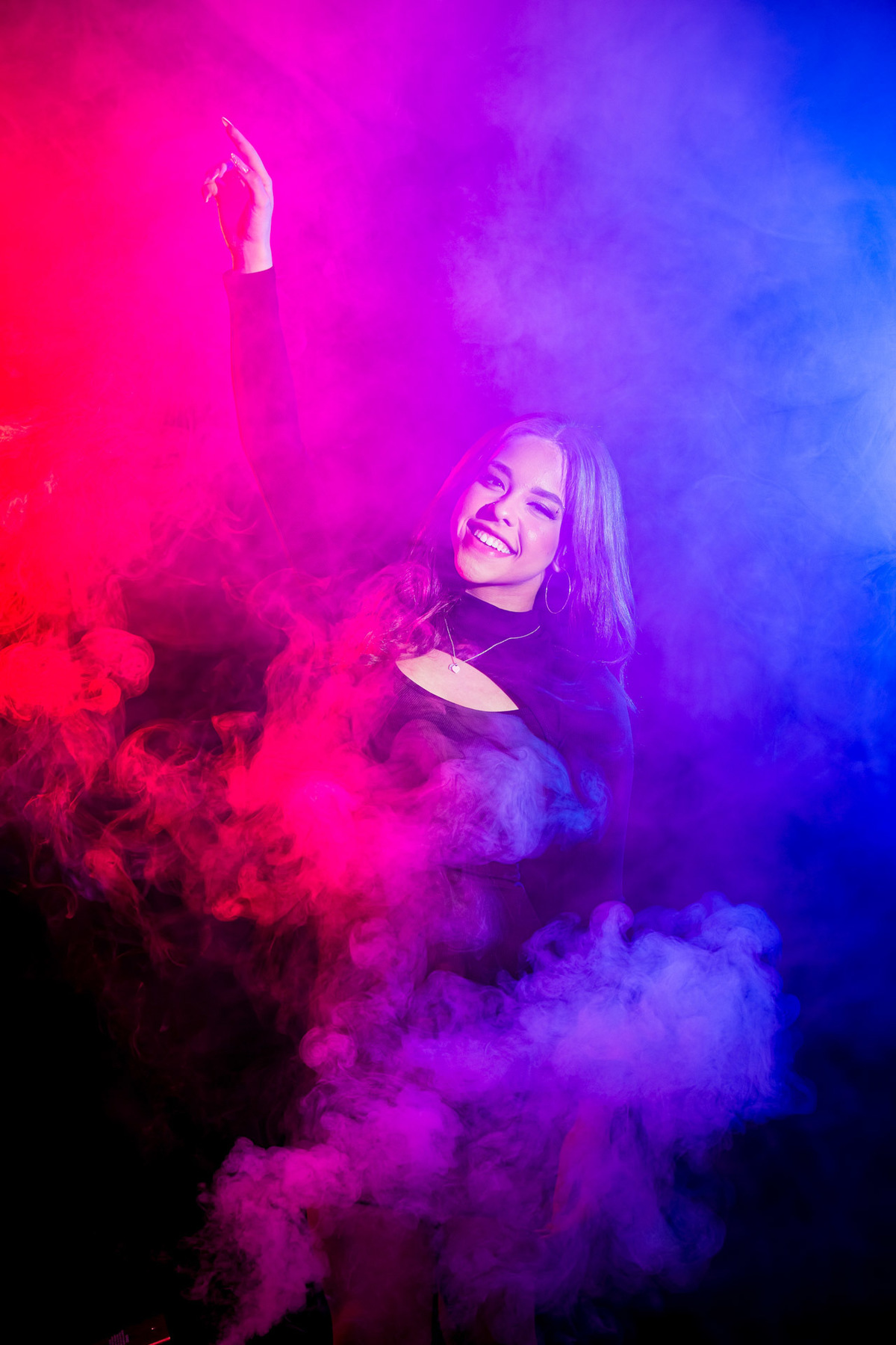 Debutante na boate com fumaça colorida