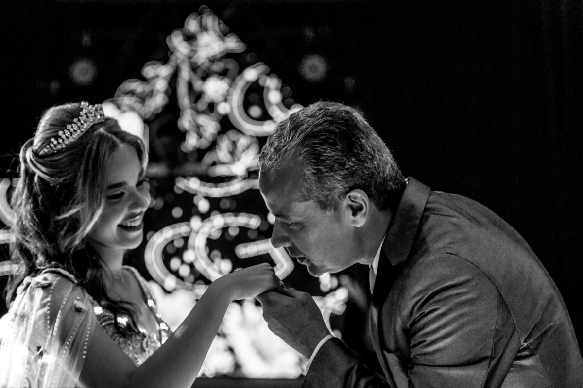 Pai beijando anel de debutante