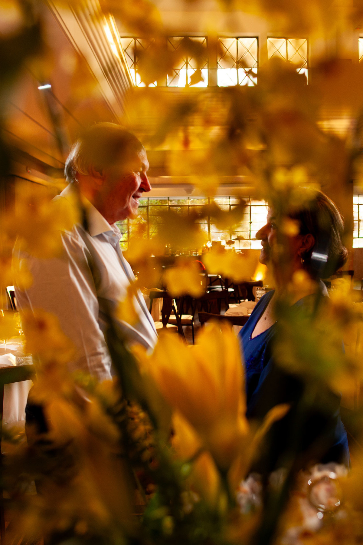 Casal se olhando em foto artística