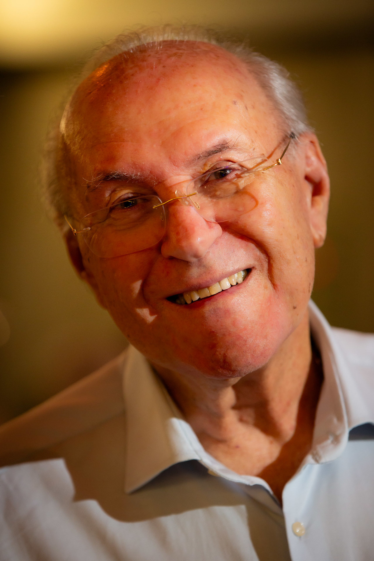 Senhor feliz e sorridente