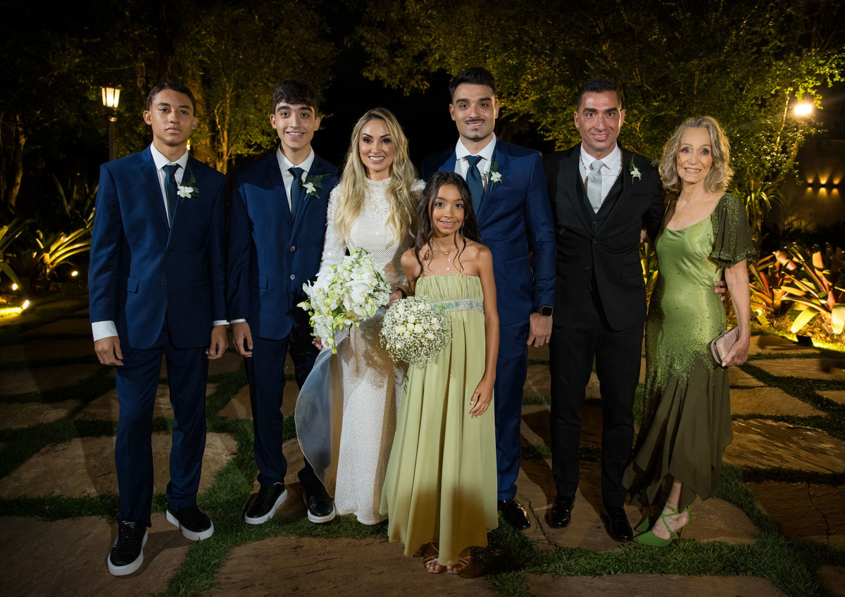 Família reunida em foto oficial