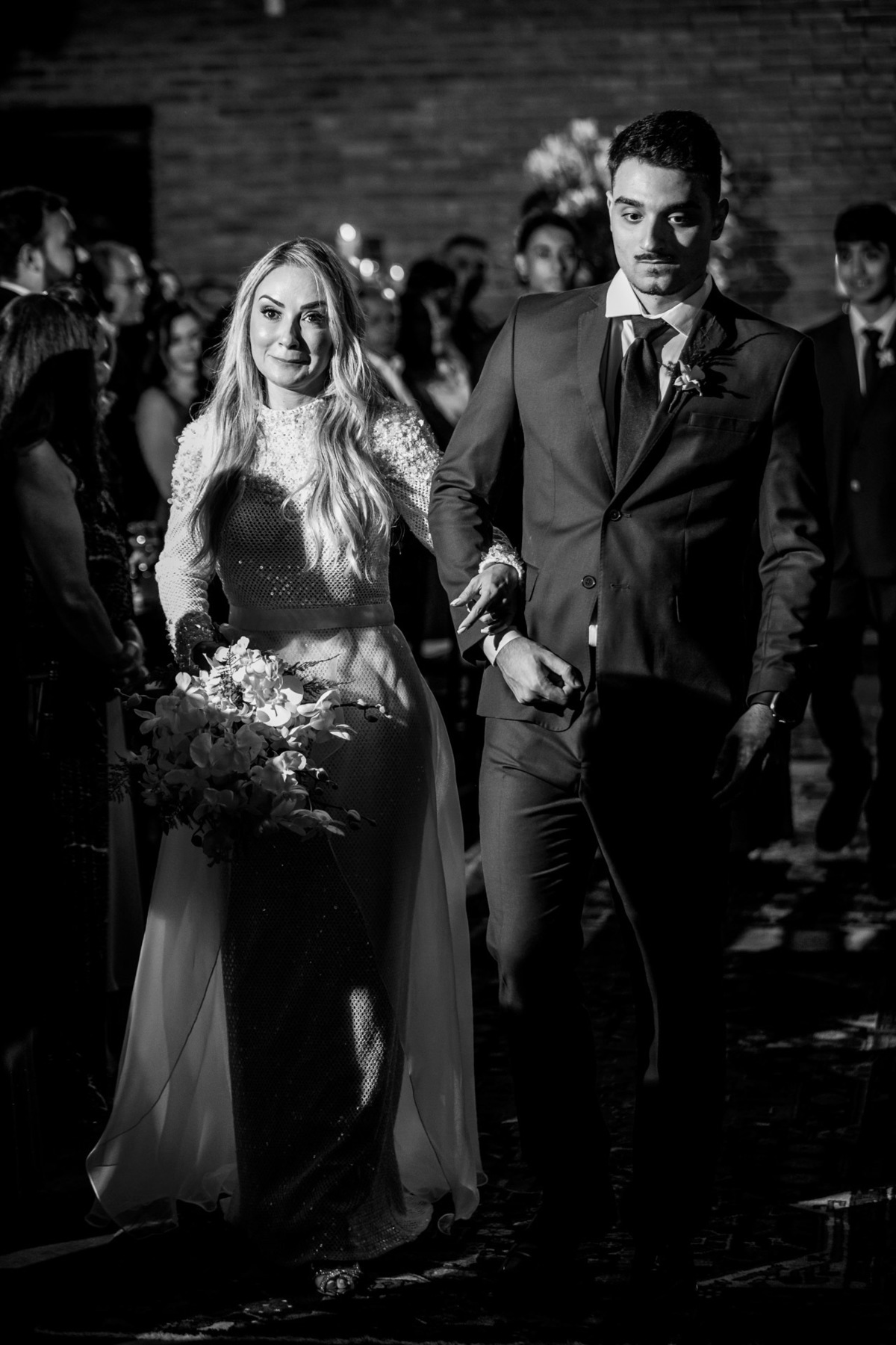 Esposa entrando com seu filho na cerimônia de suas Bodas