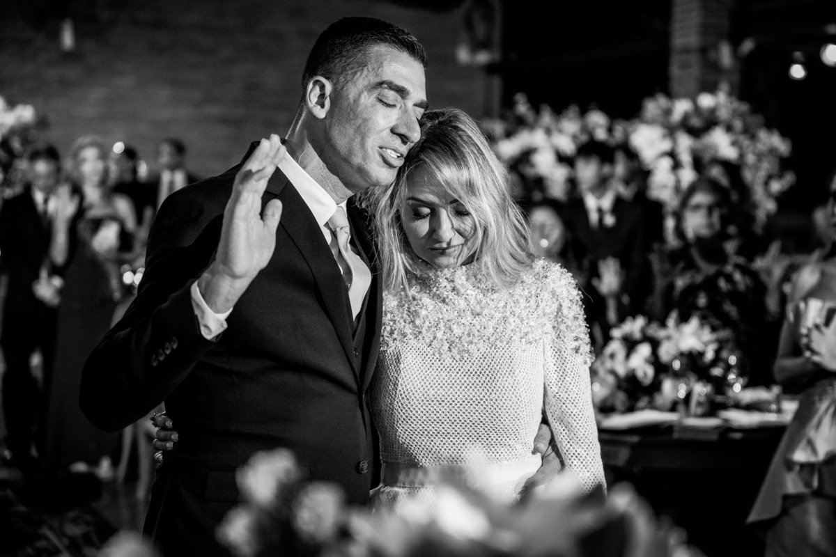 Casal pedindo a Deus que continue abençoando sua união e família