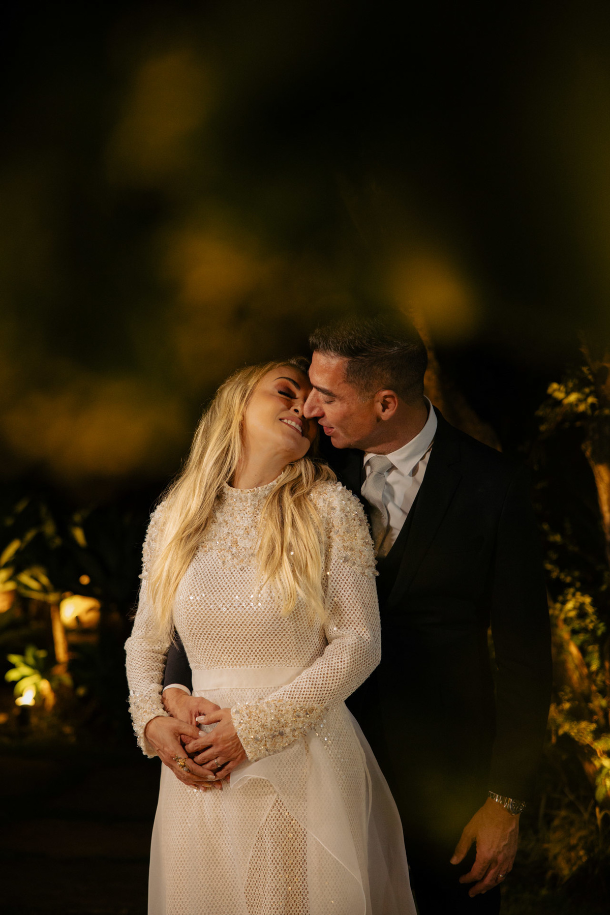 Casal se beijando nas Bodas de Prata