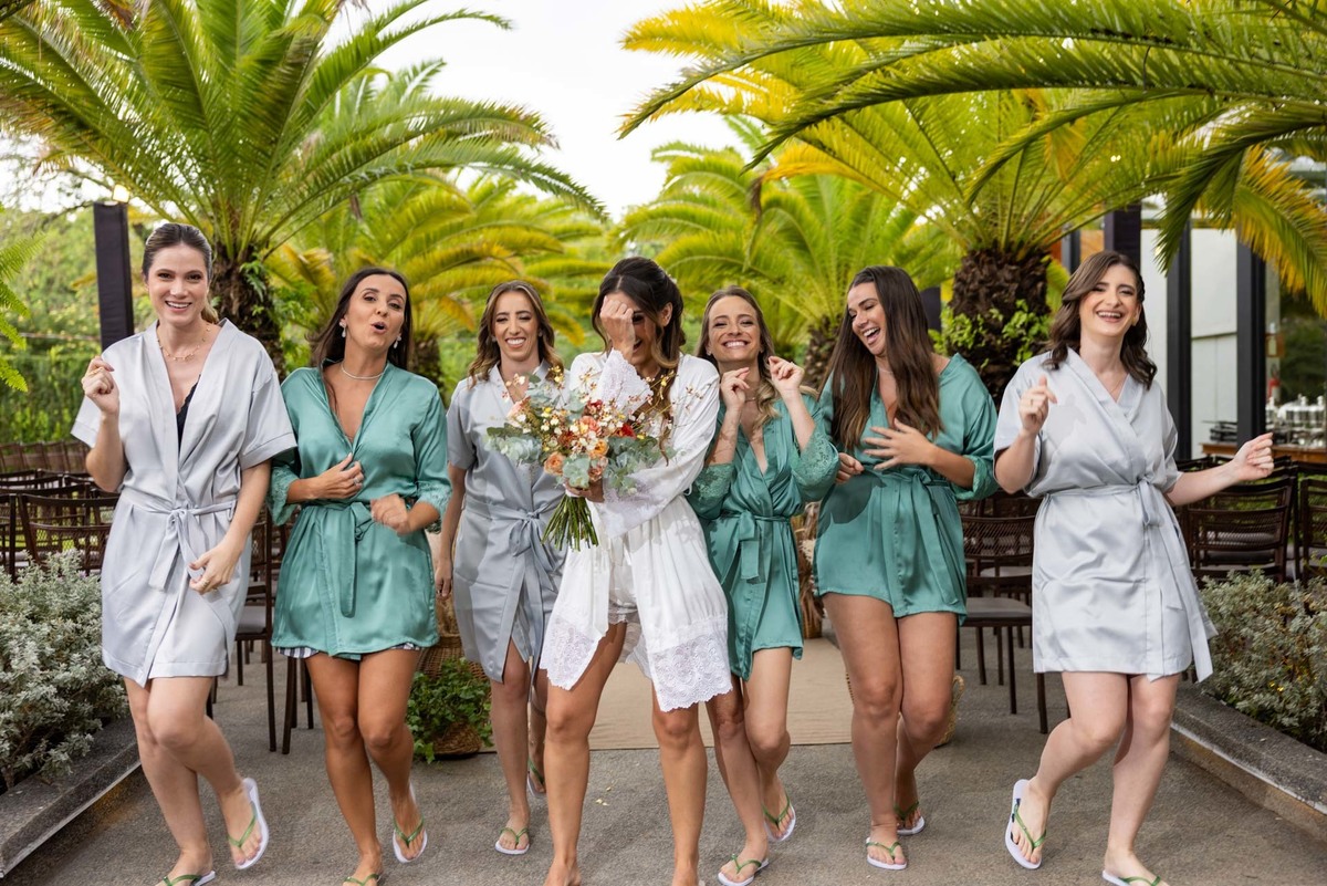 Noiva dança com amigas antes do SIM