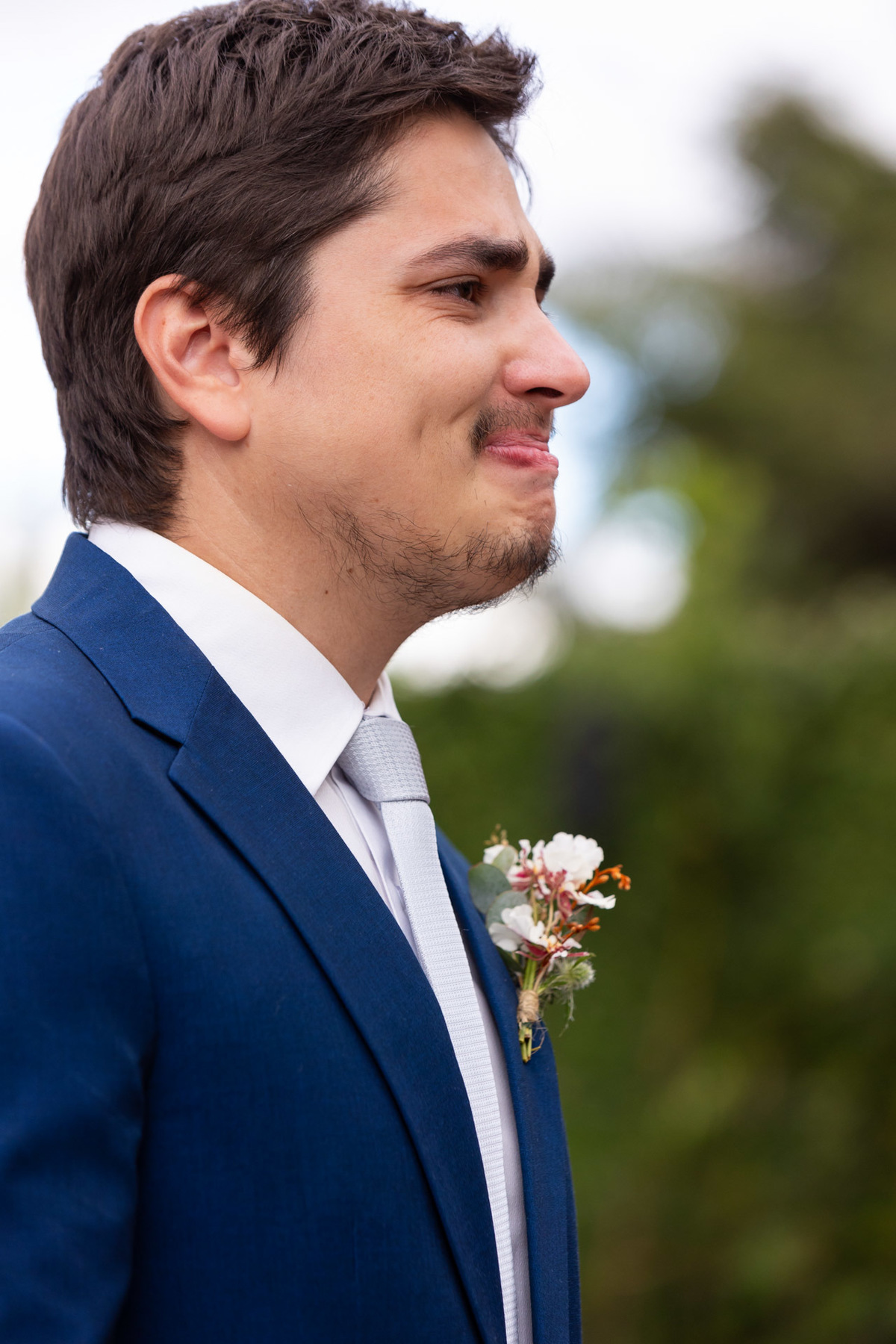 Noivo se emociona ao ver noiva entrando na cerimônia