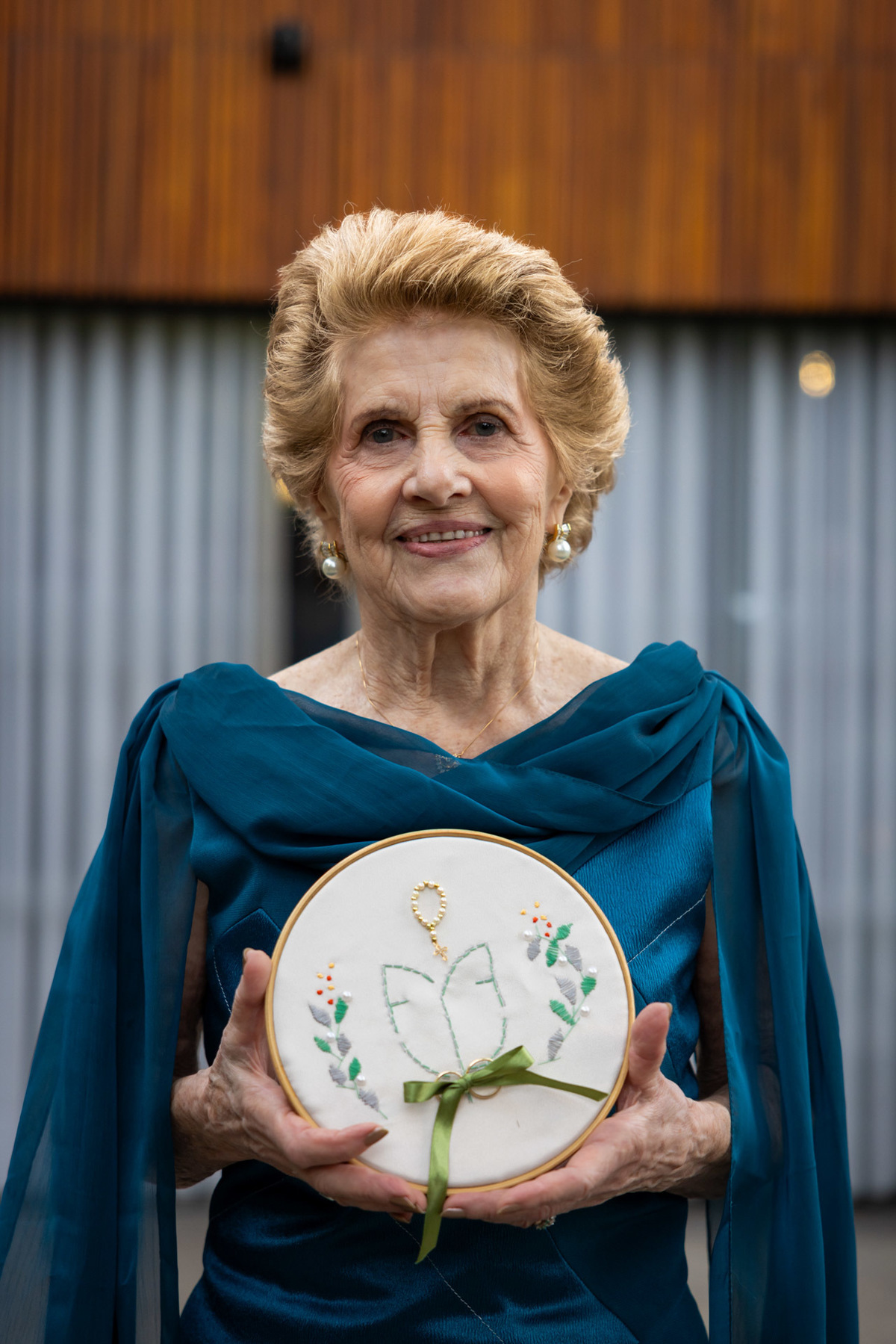 Avó de noivo levando alianças pro altar