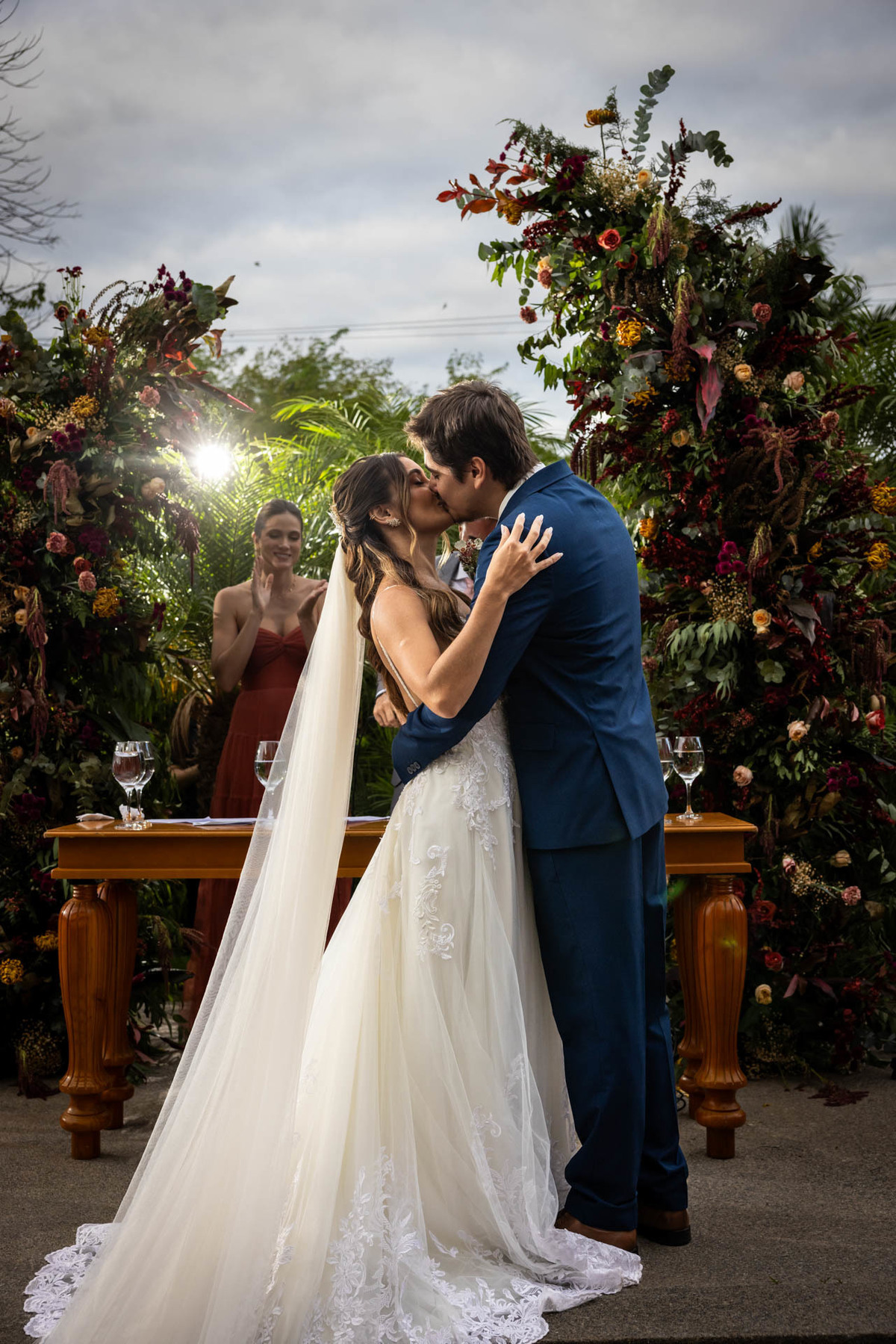 Noivos se beijando numa cena belíssima
