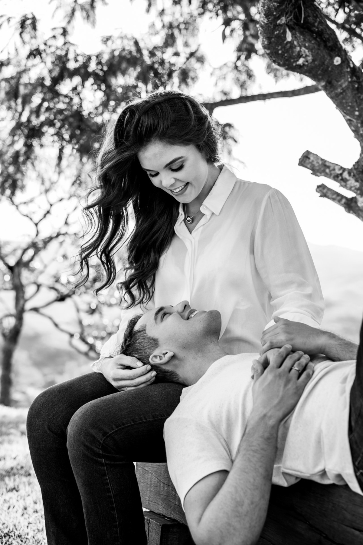 Noivo deitado no colo da sua amada