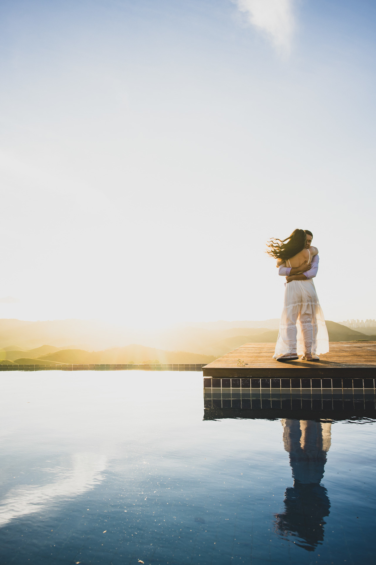 Noivos se abraçam com paixão
