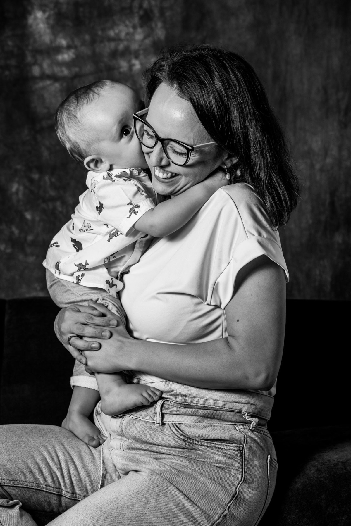 Criança beijando
 mãe no rosto