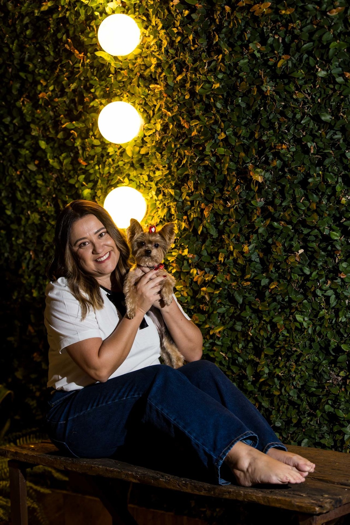 Mãe de pet no banco do jardim