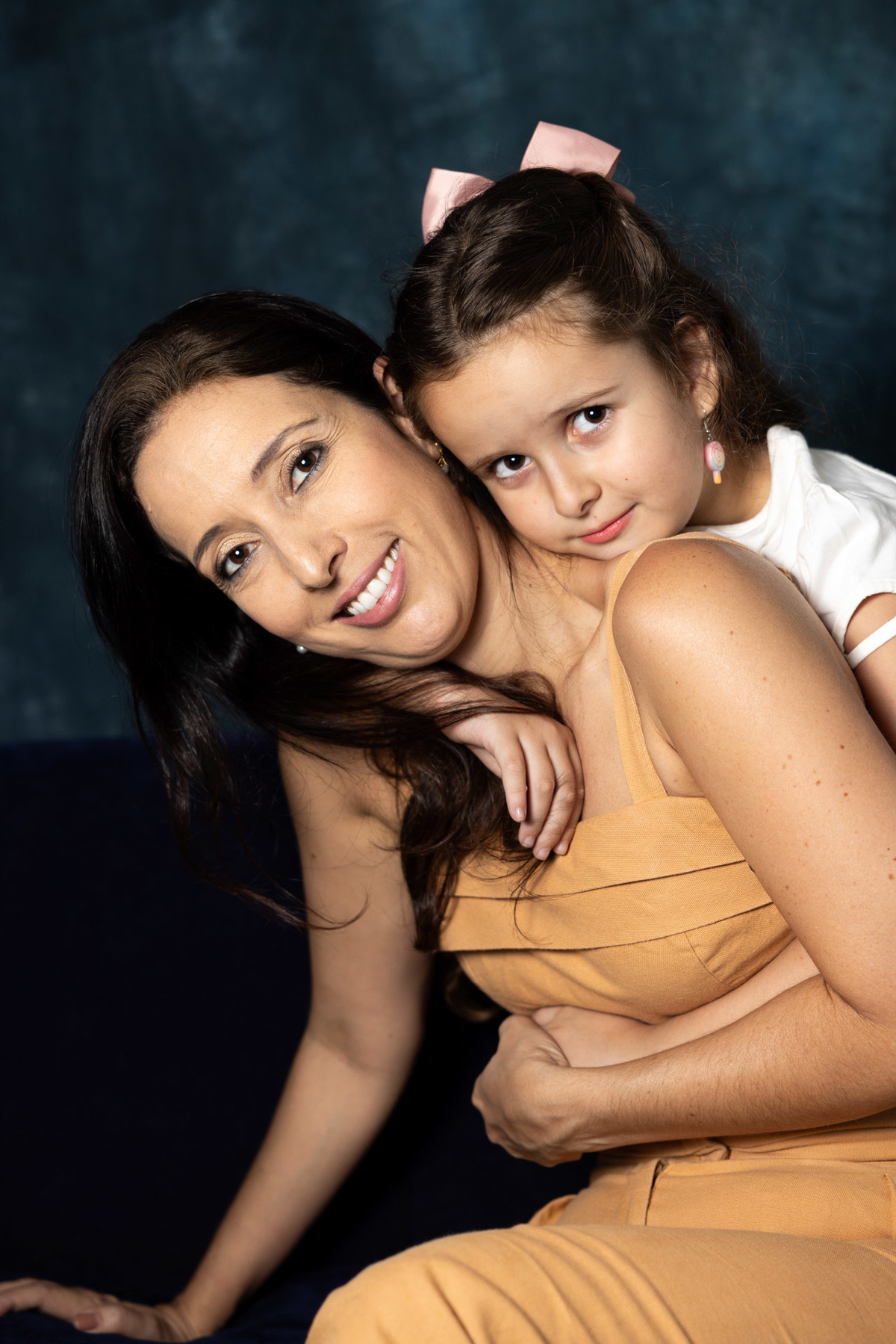 Mãe e filha posando pra foto