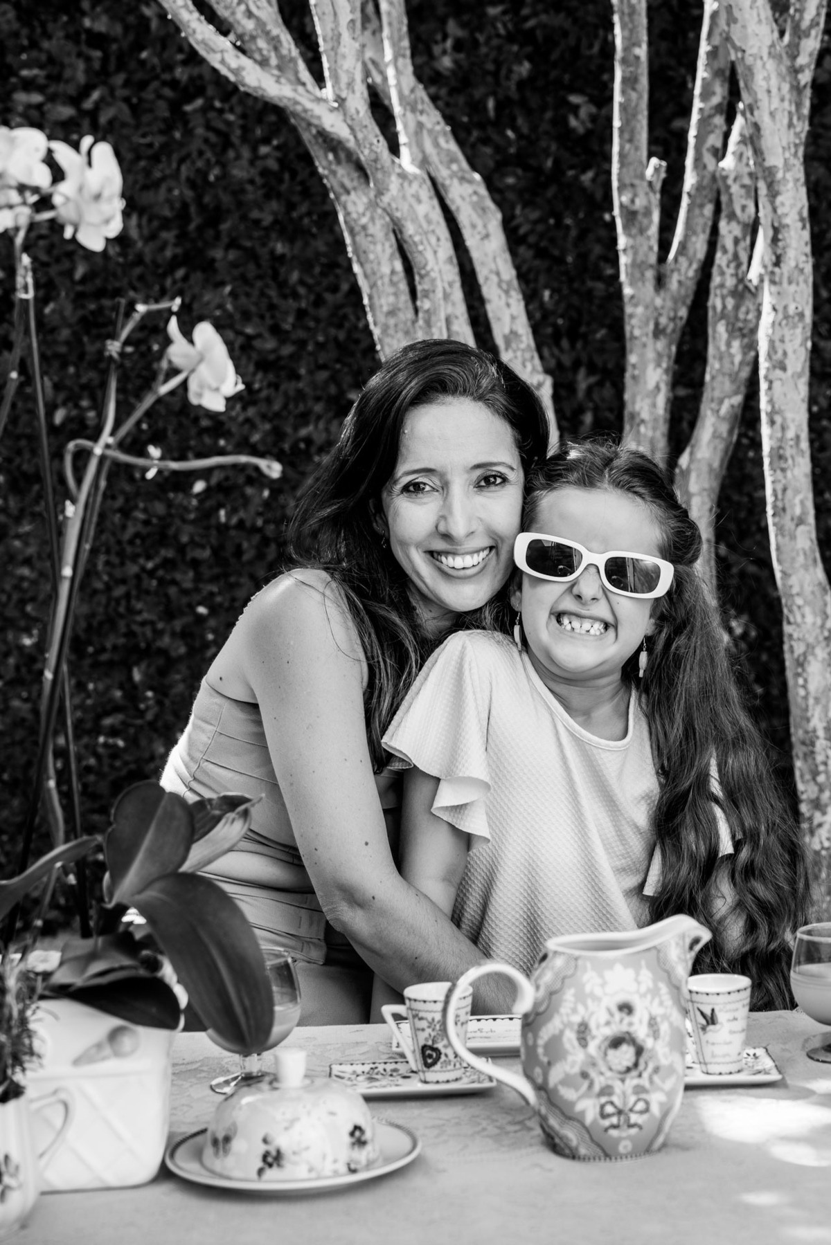 Mãe e filha na mesa de lanche