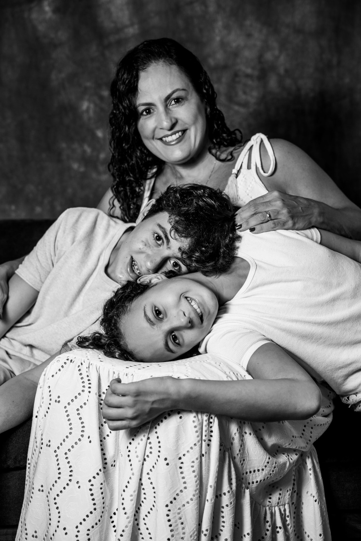 Filhos deitam no colo de mãe para uma foto