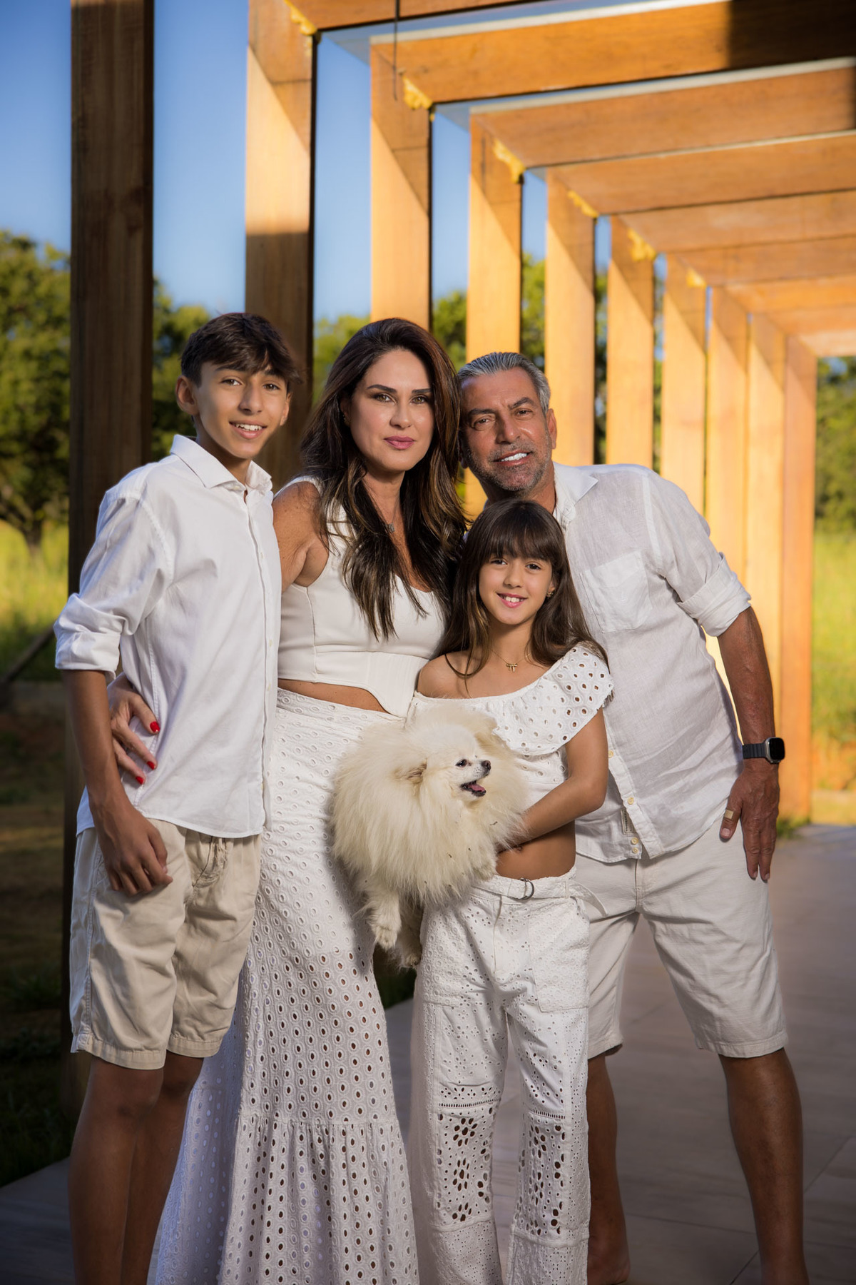 Família e cachorra juntos numa fotografia