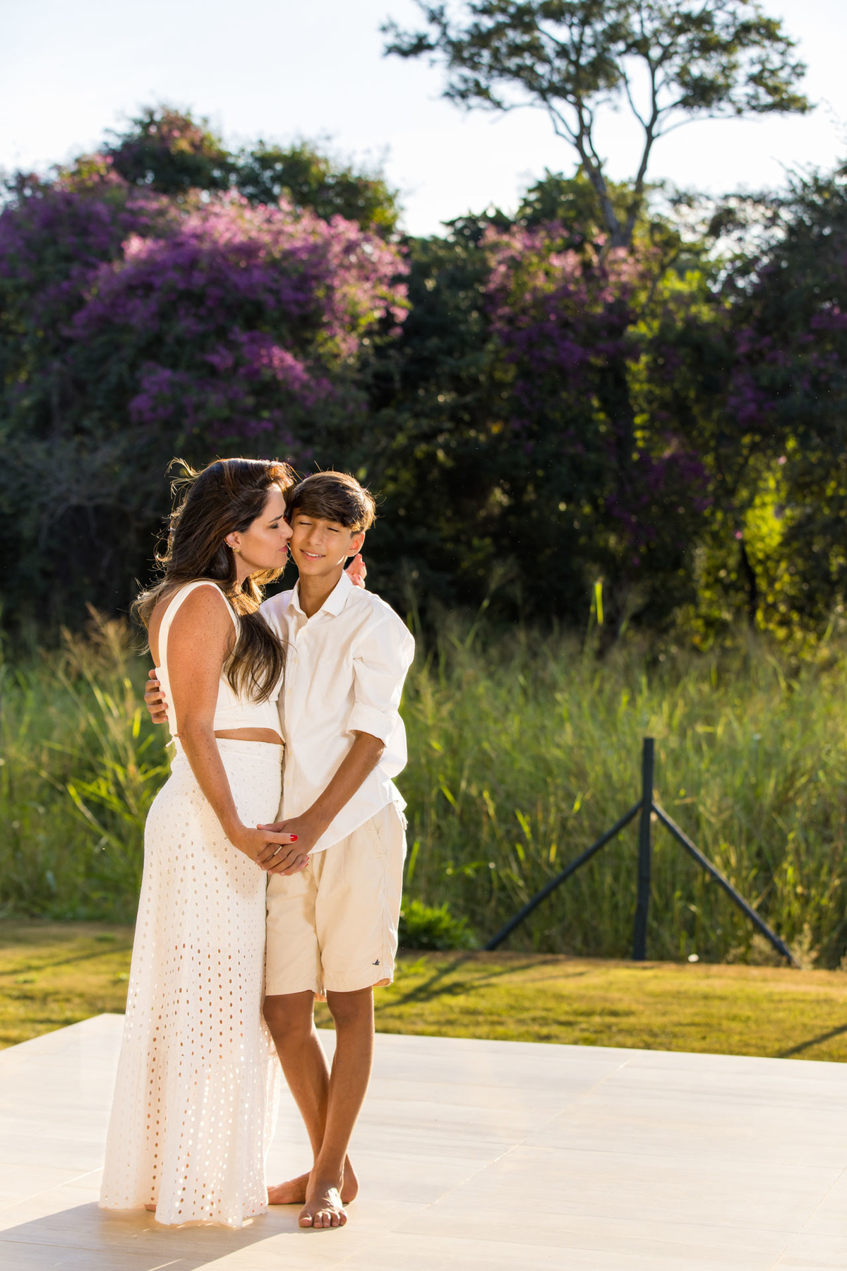 Mãe beijando seu filho