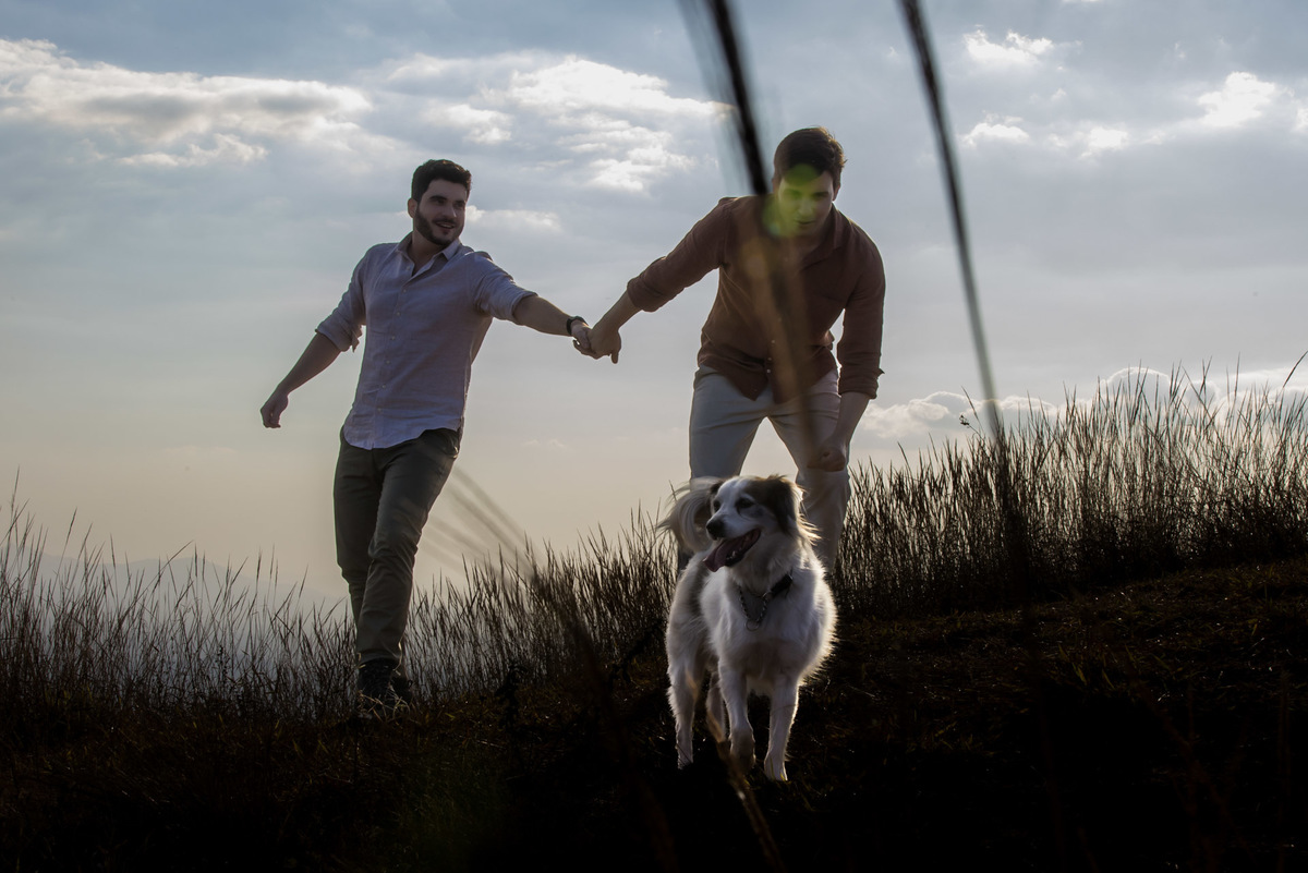 Casal se diverte com cachorra