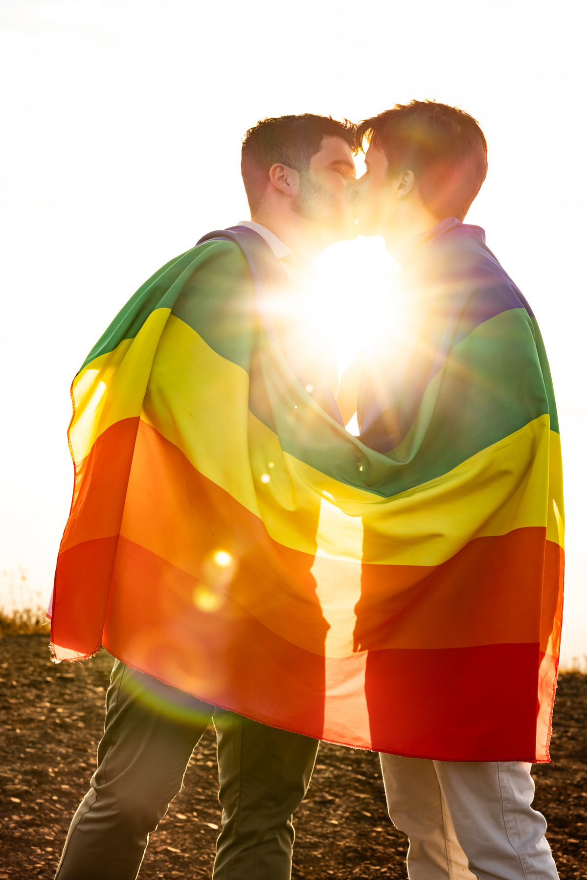 Bandeira LGBT com casal em meio à natureza