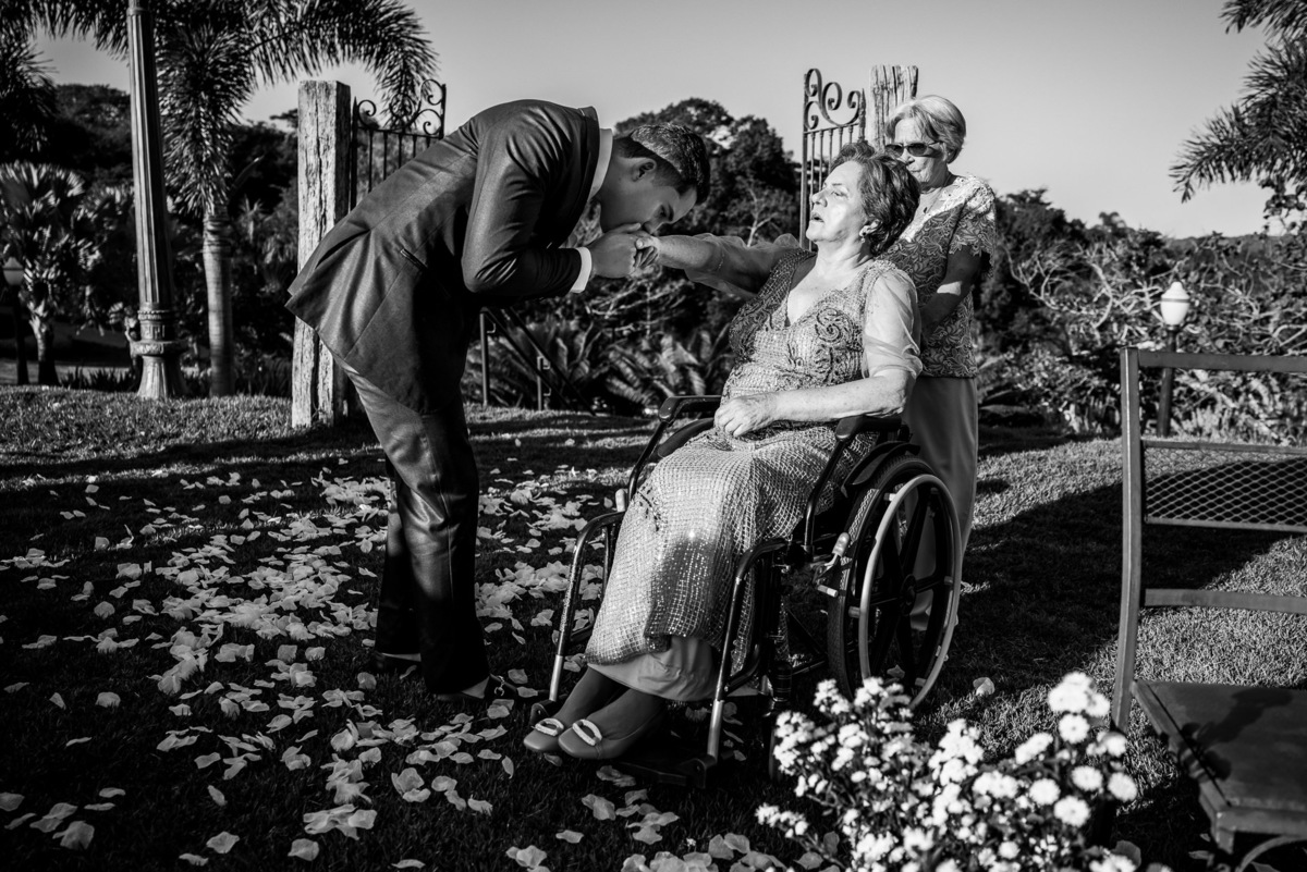 Noivo beija a mão de sua mãe no dia do casamento