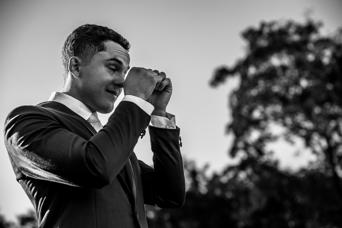 Noivo chora de emoção