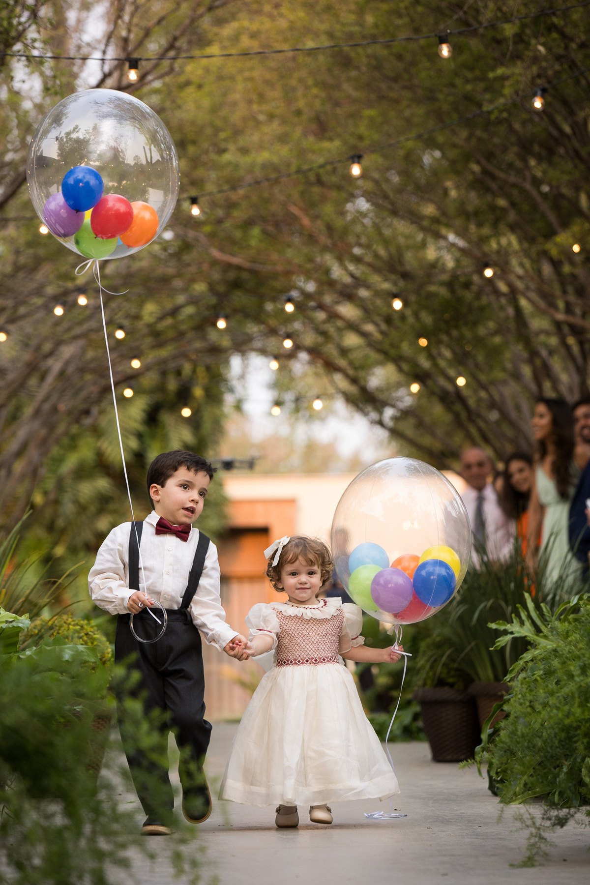 Dama e pajem entram na cerimônia