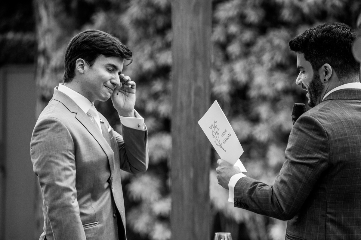 Noivo se emociona em casamento homosexual