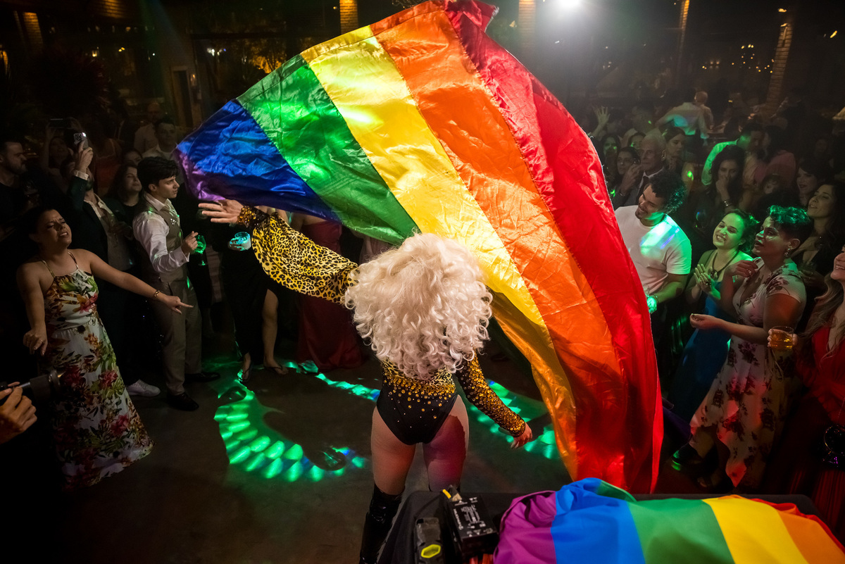 Drag queen arrasa na boate do casamento