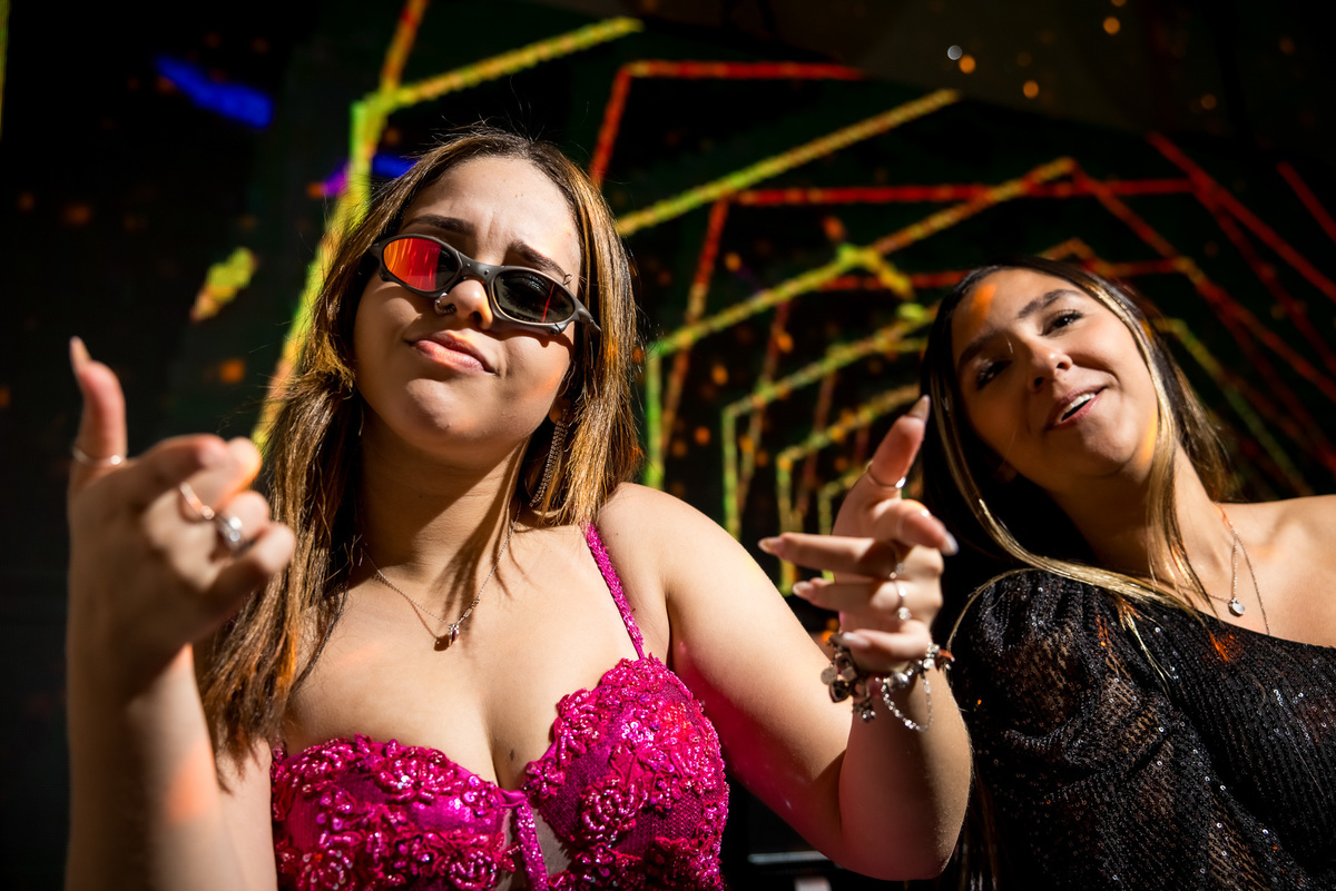 Amigas dançando funk