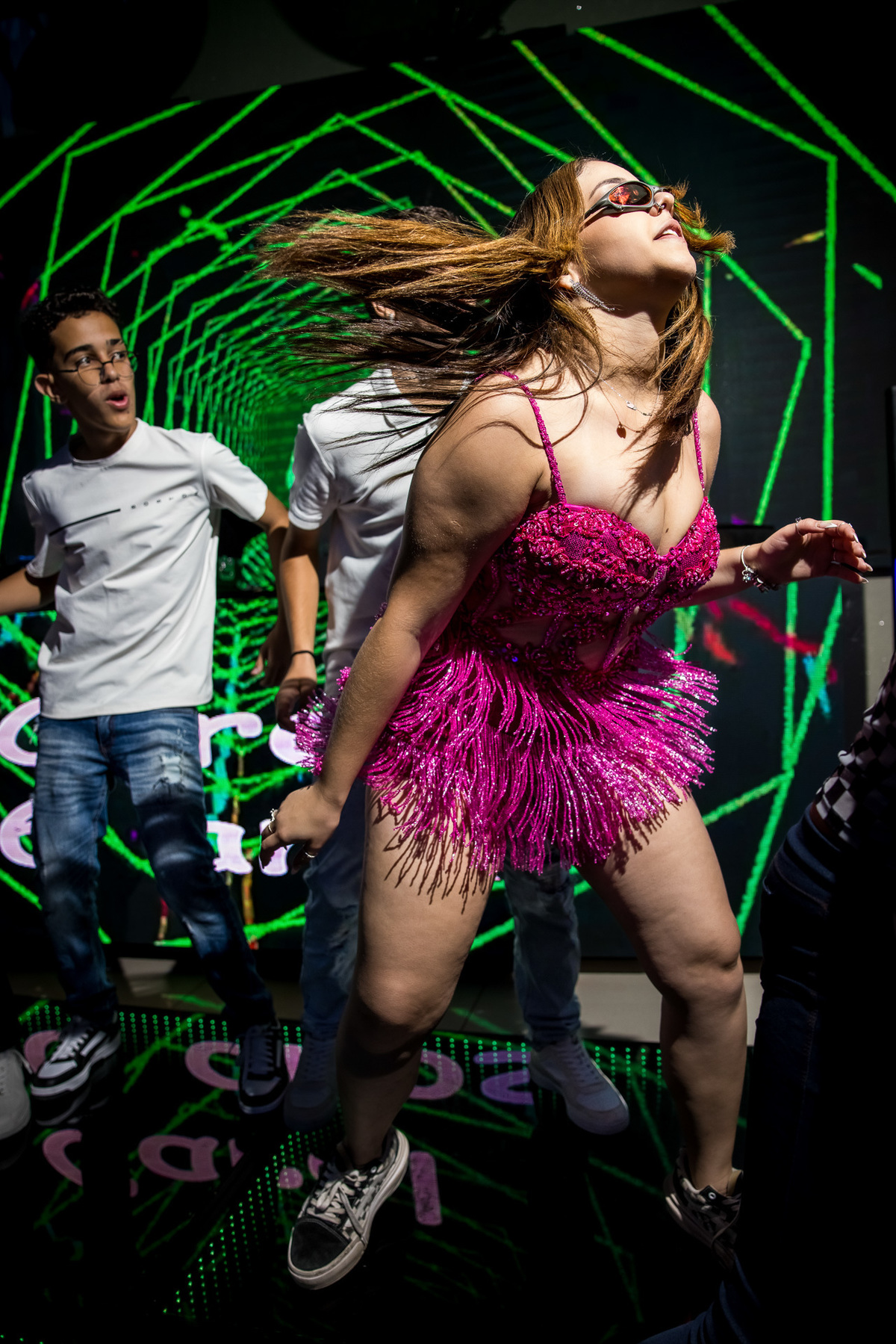 Aniversariante dançando funk com cabelo esvoaçando