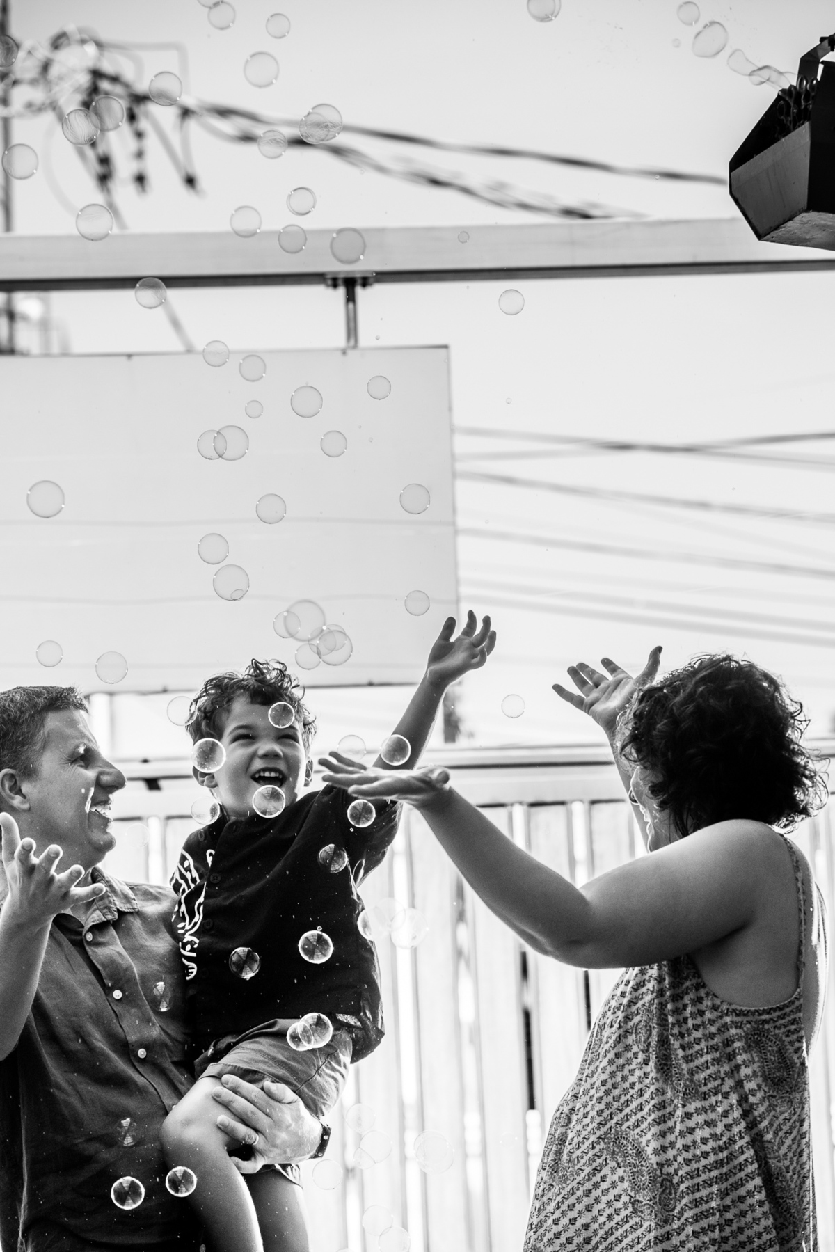 Criança entrando em sua festa com bolhas de sabão