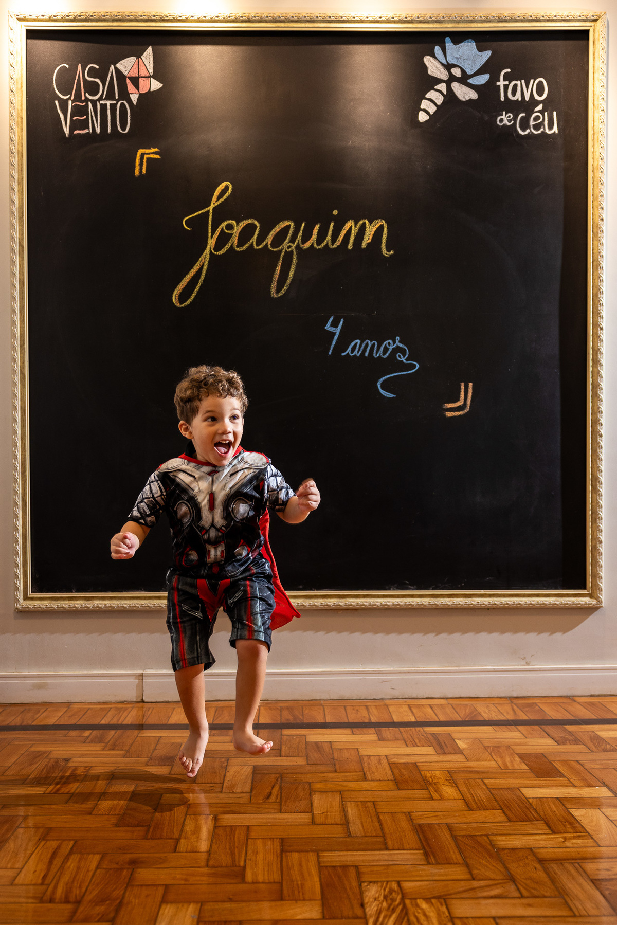 Aniversariante pulando de alegria