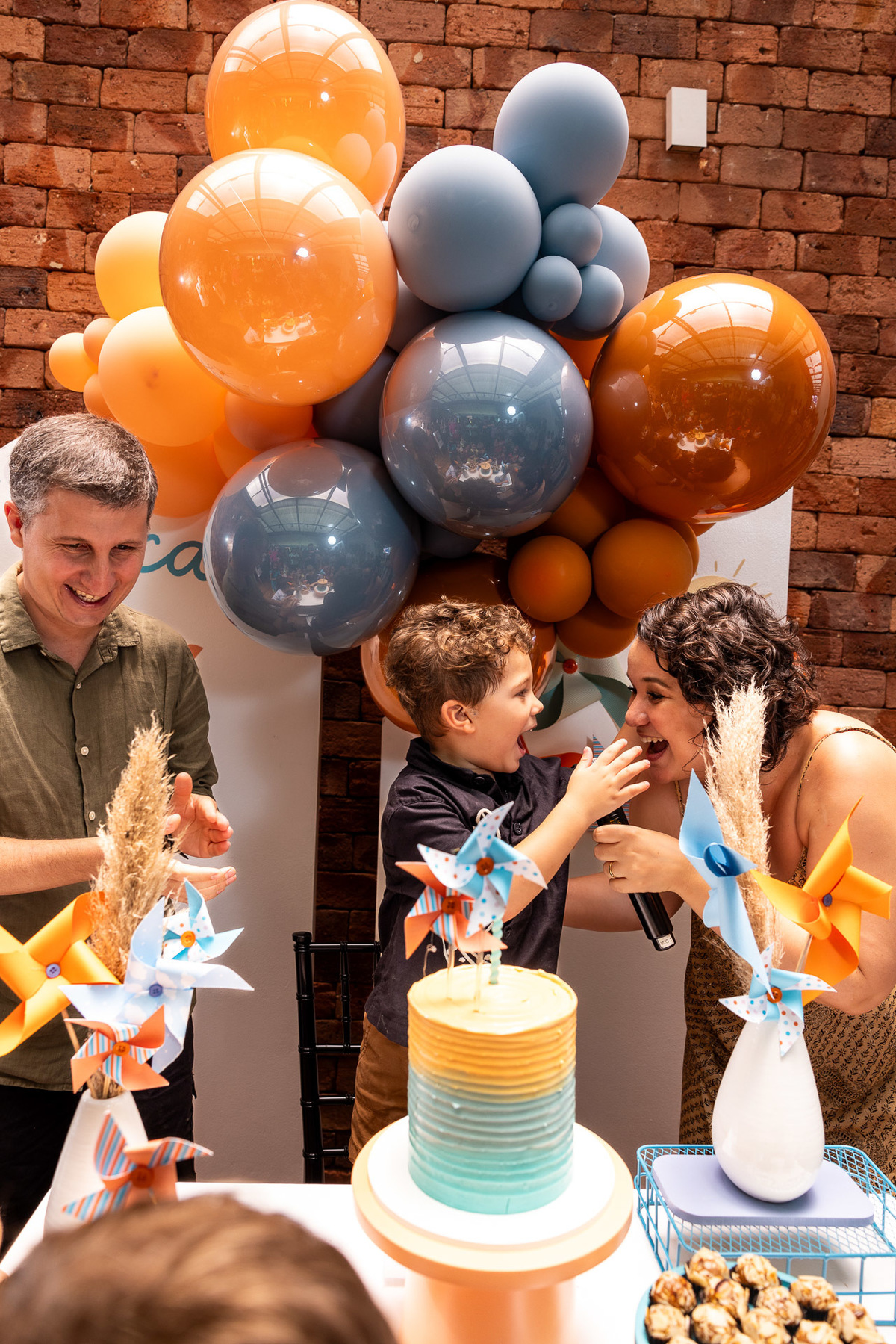 Parabéns cantado pela criança e pelos pais