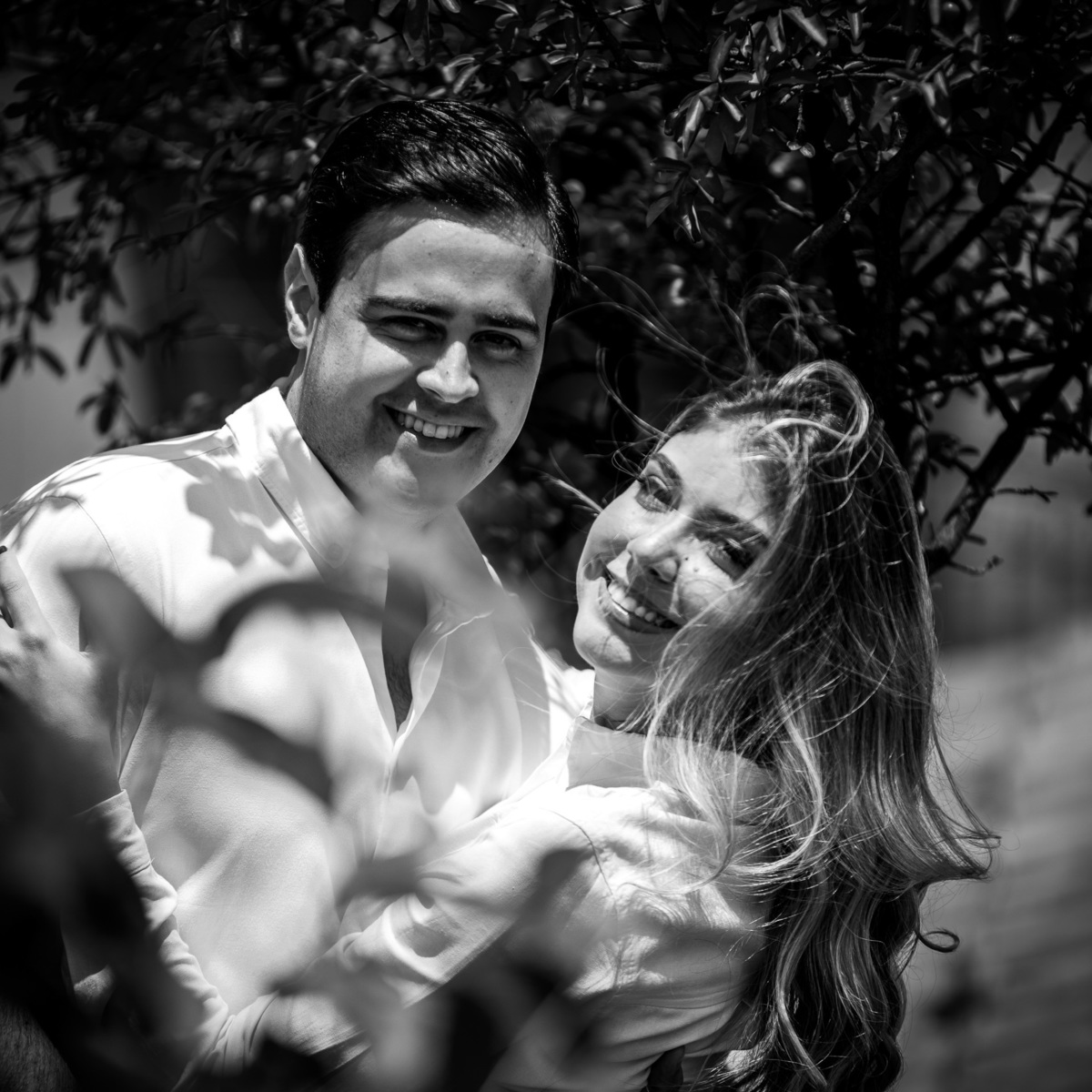 Casal olhando para câmera num ensaio pré wedding