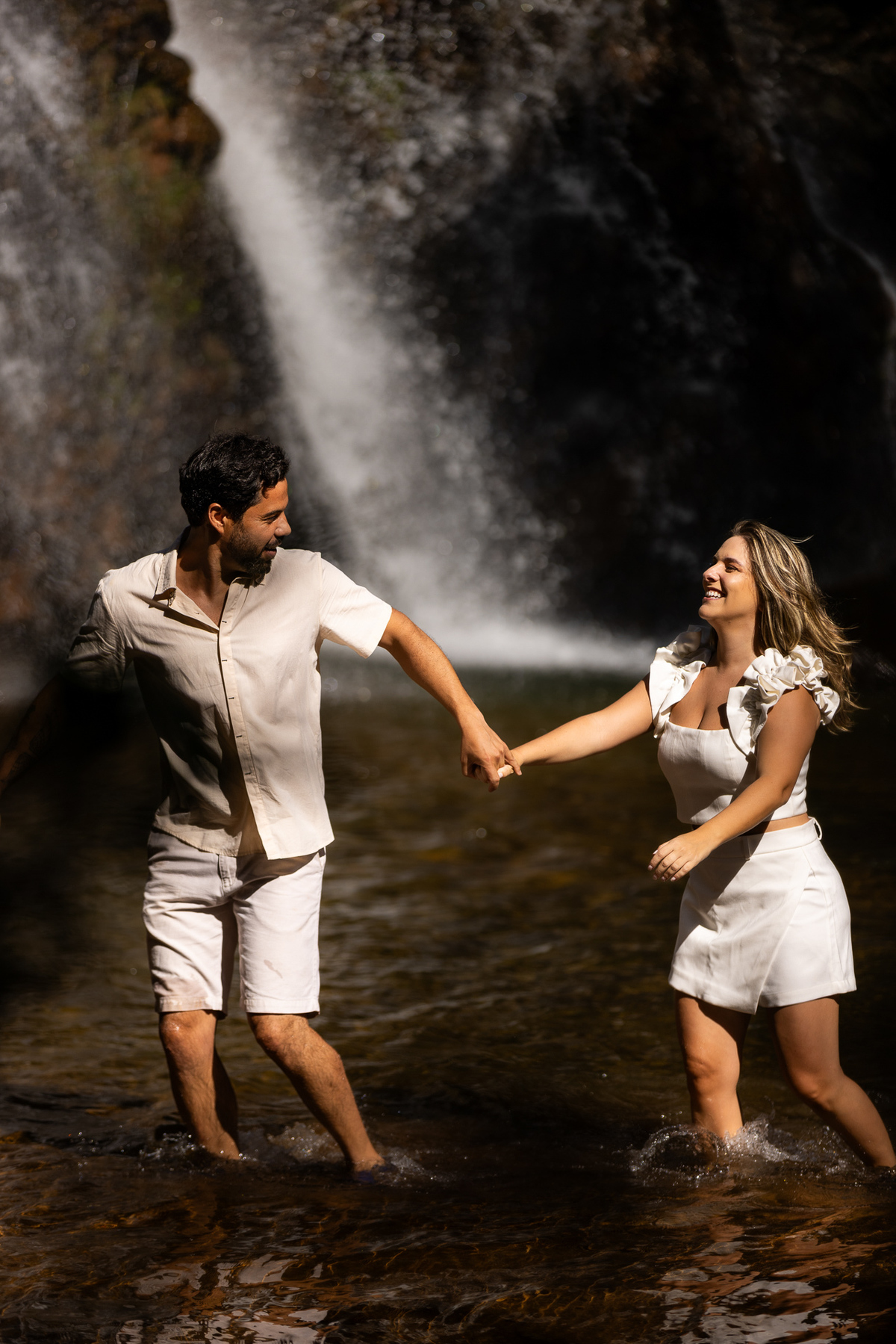 Noivos se olham apaixonadamente