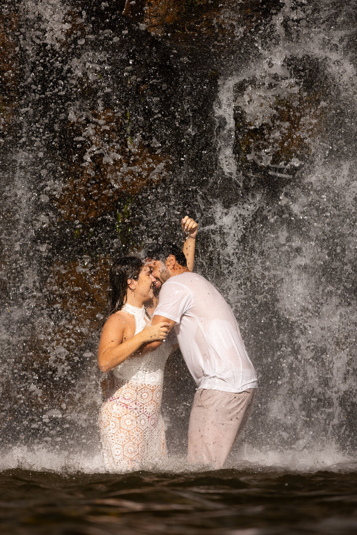 Casal na cachoeira