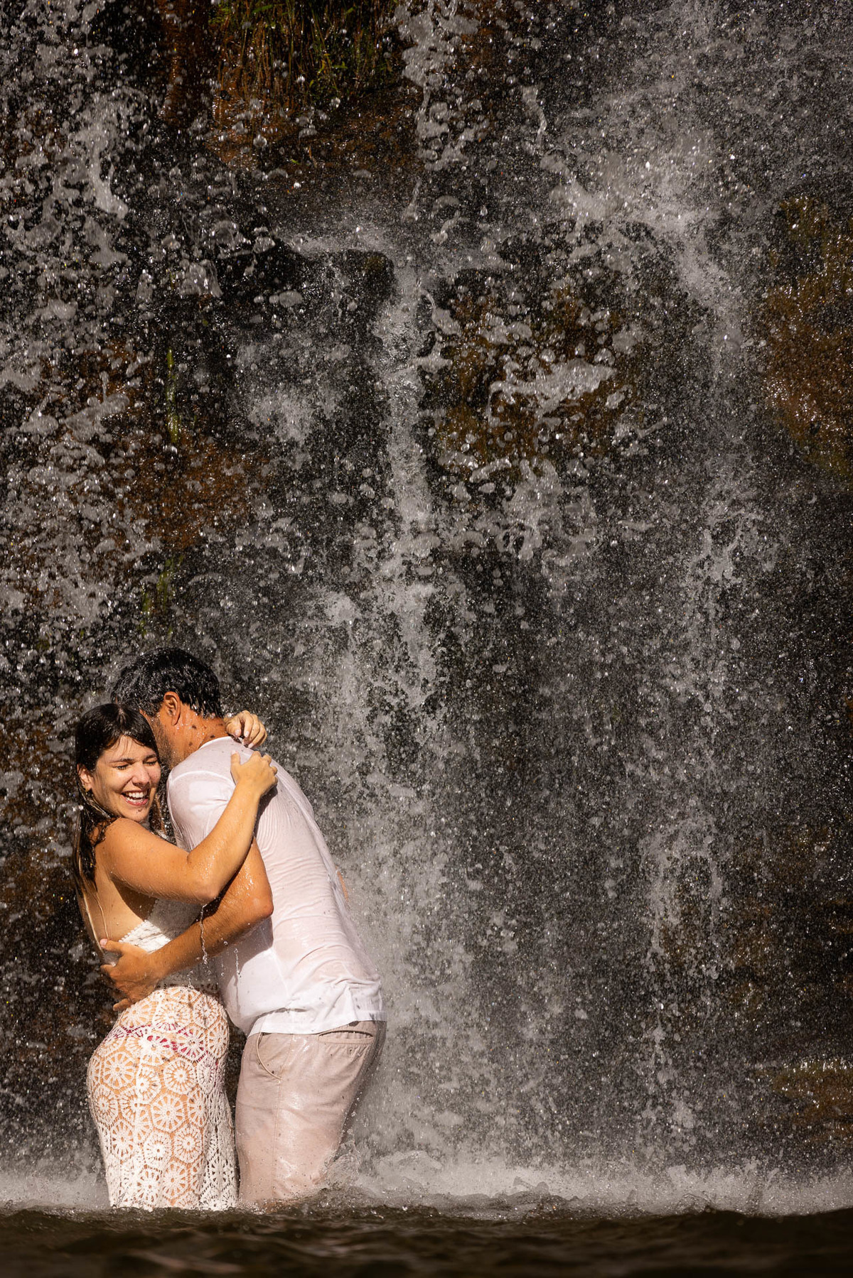 Ensaio de fotos de casal em cachoeira
