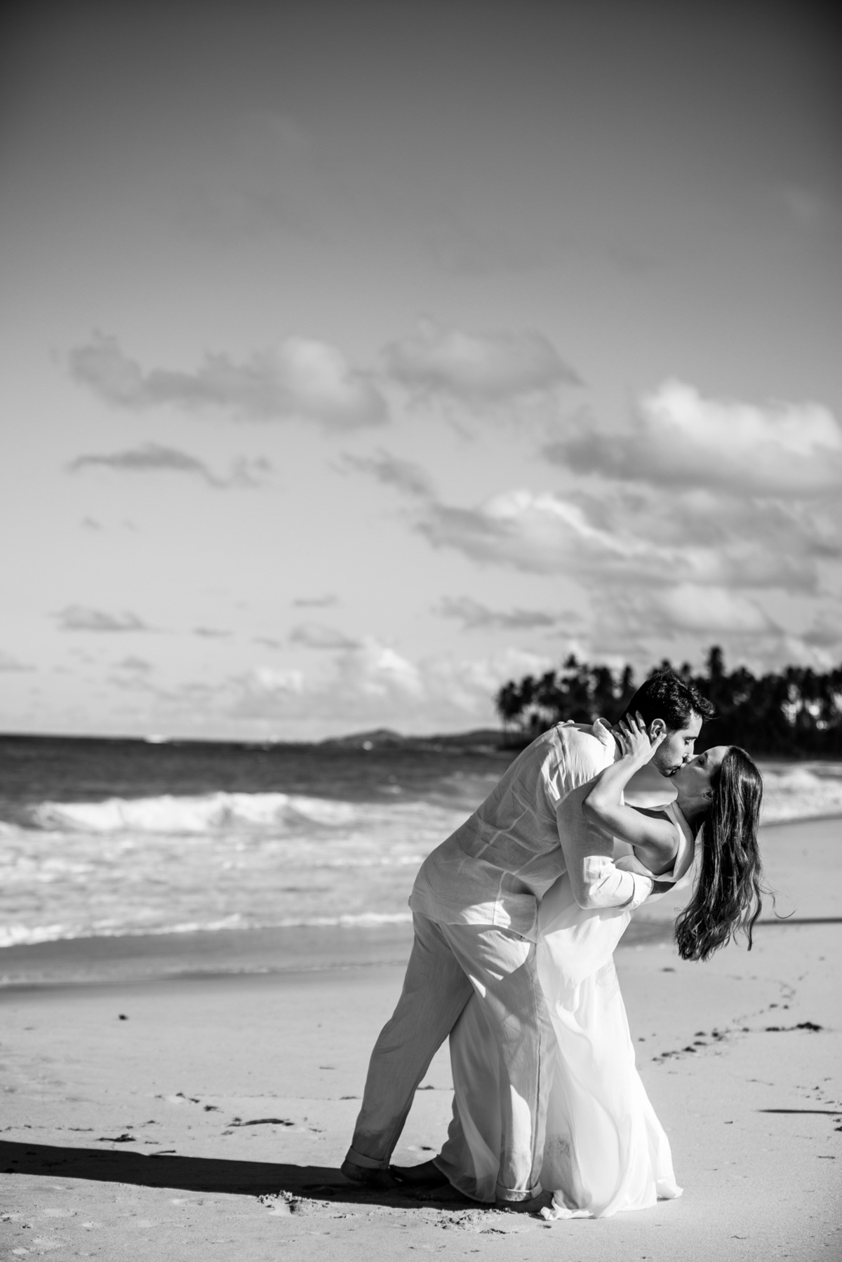 Noivos se beijando na praia