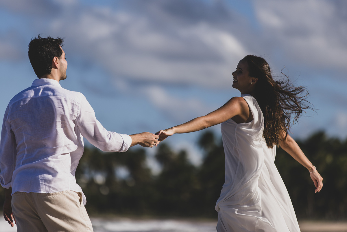 Vento balança cabelo da mulher