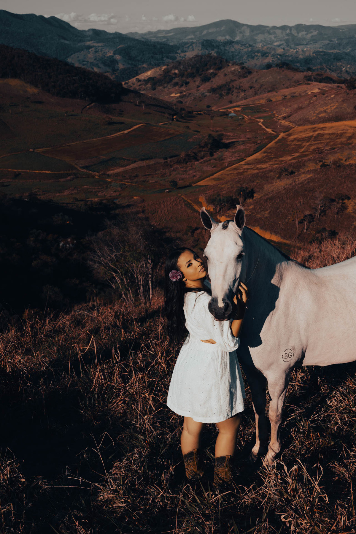 Mulher e cavalo se abraçam