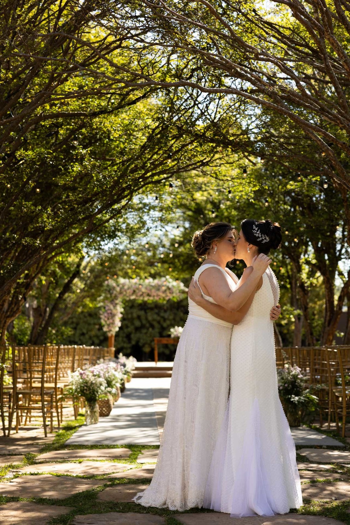 Noivas se beijam em meio à natureza