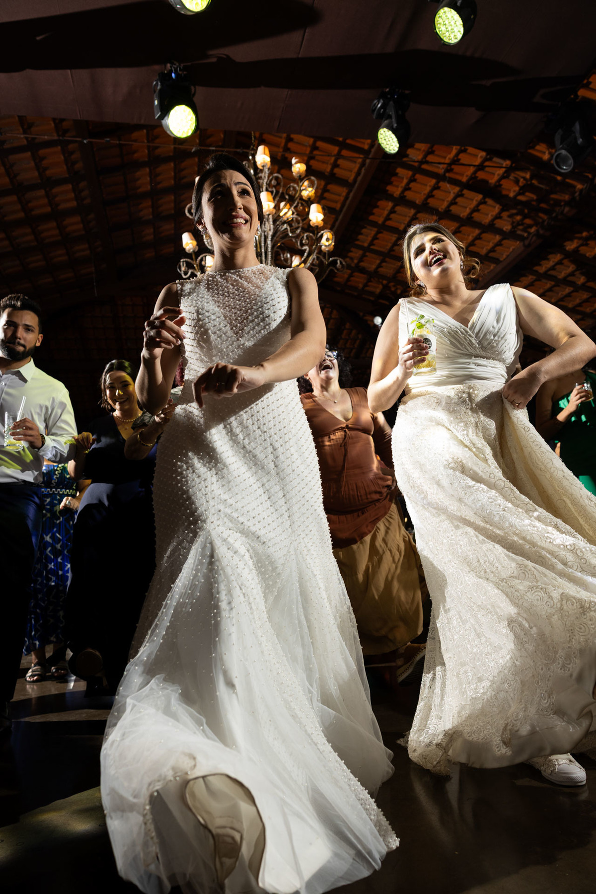 Noivas lésbicas dançando super felizes na festa de casamento