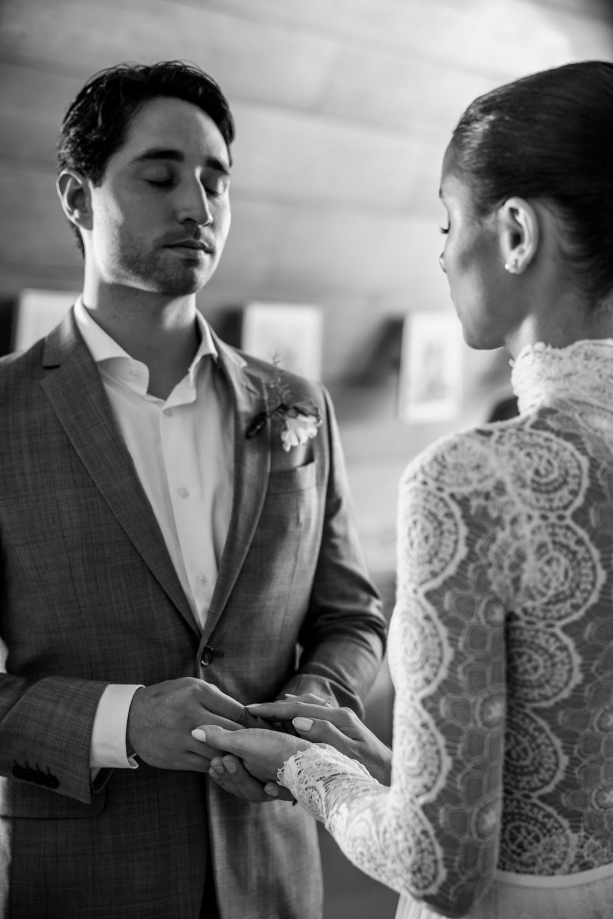 Momento de emoção e concentração durante cerimônia de casamento