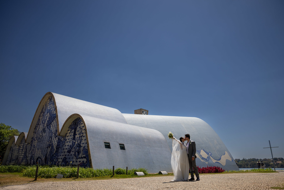 Igrejinha da Pampulha como pano de fundo para beijo de casal