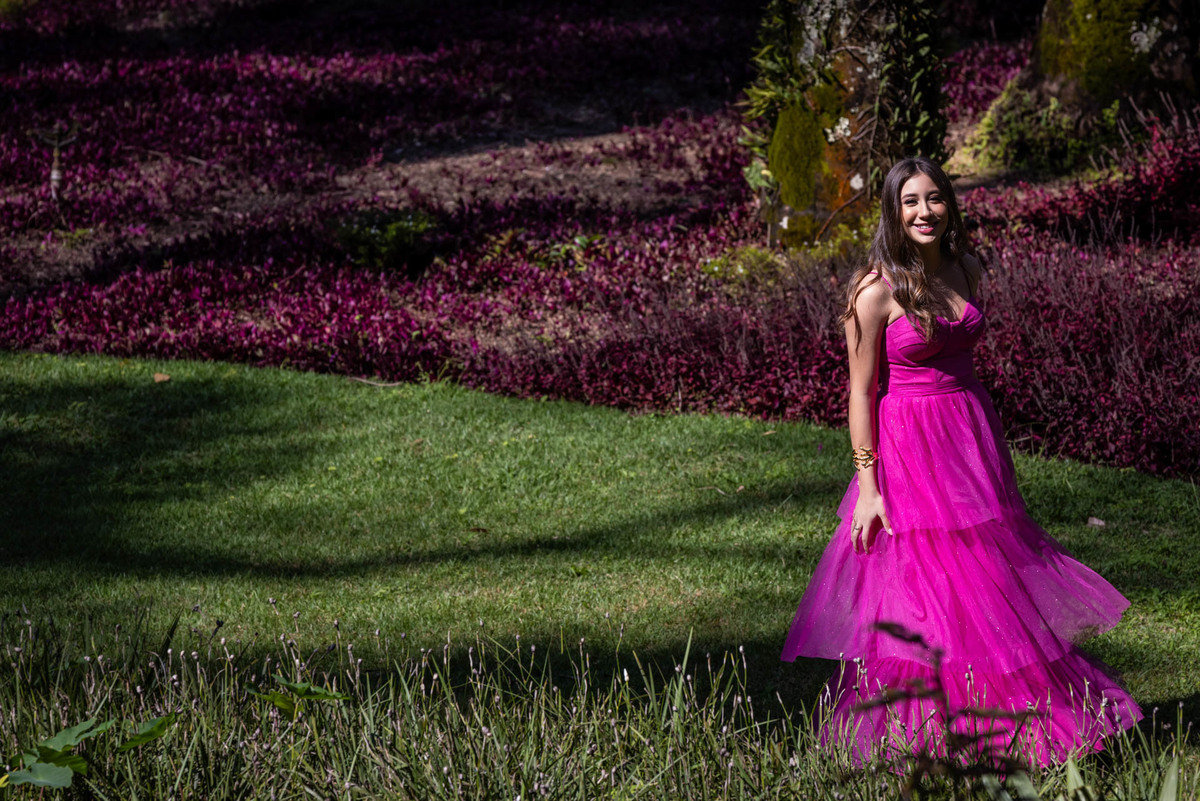 Pé no chão para caminhar na grama maravilhosa do Inhotim