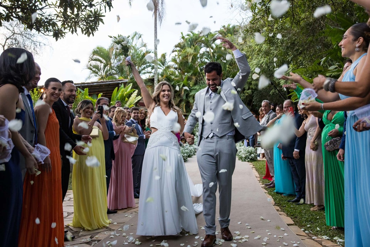 Chuva de flores na saída do casal