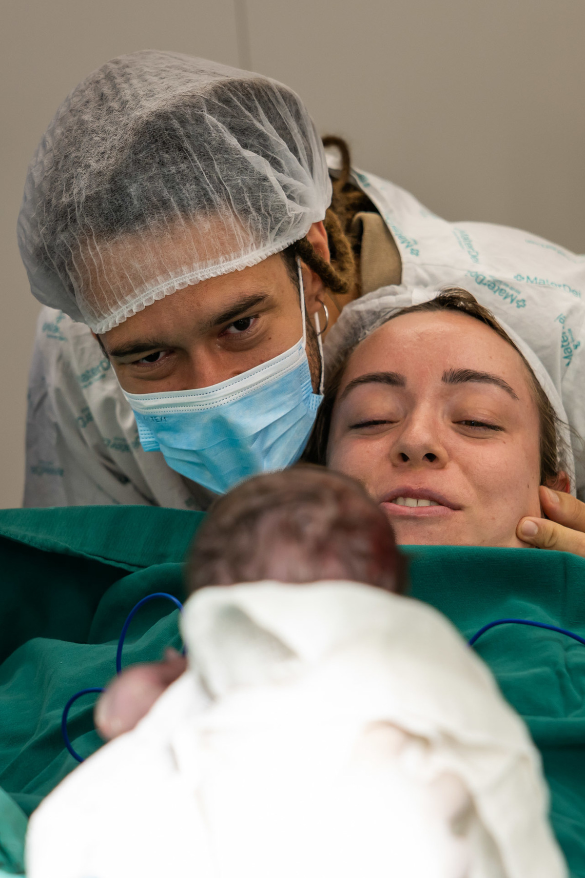 Casal emocionado vê seu filho pela primeira vez no parto
