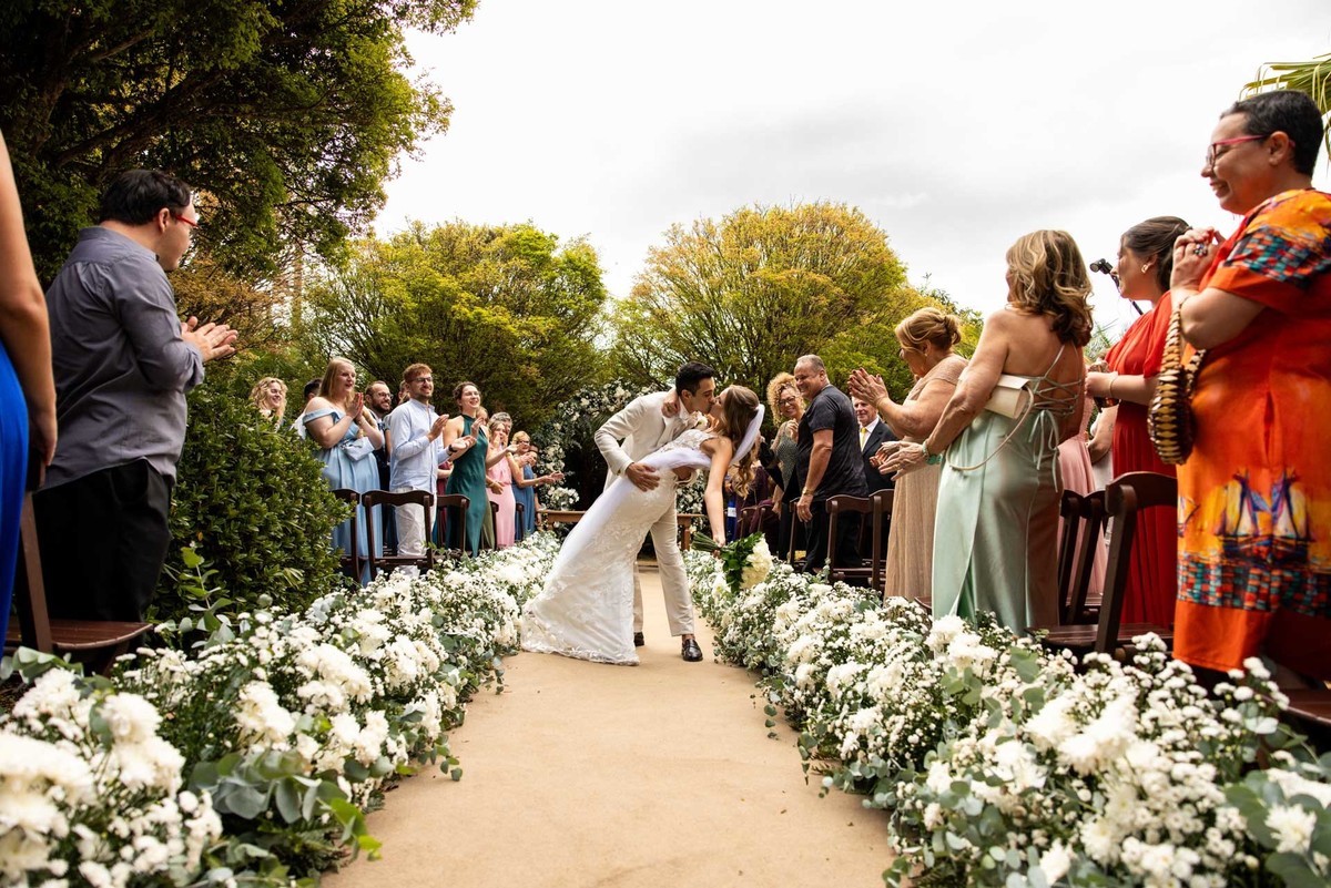 Em meio a natureza noivos se beijam