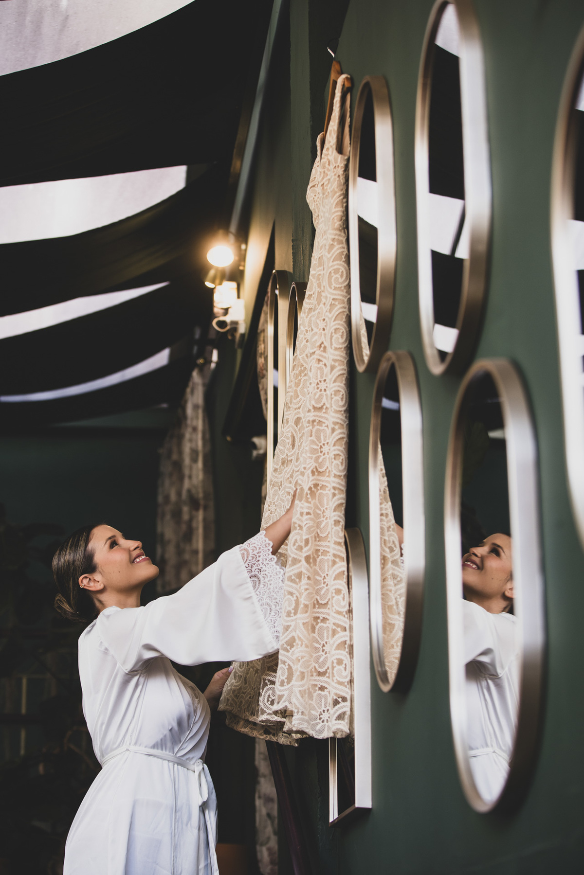 Noiva contempla seu vestido