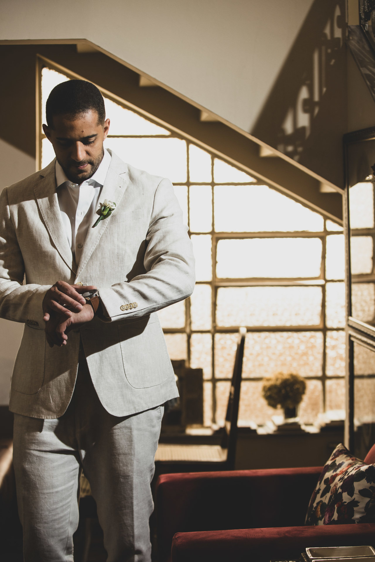 Noivo se prepara antes da cerimônia de casamento